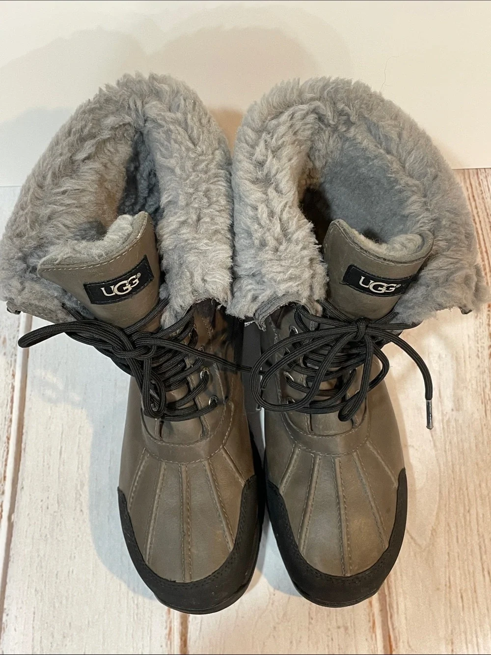 UGG Butte Boots Mens 11.5 Olive Gray Lace-Up Fold Over Shearling Vibram Sole